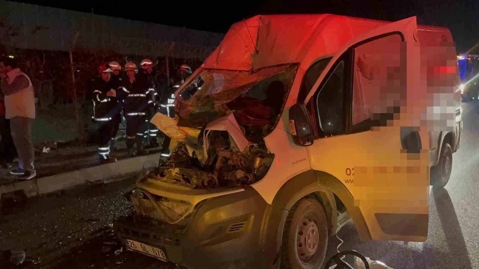 Park Halindeki Tıra Çarptı! Araç Hurdaya Döndü, 2 Kişi Ağır Yaralı