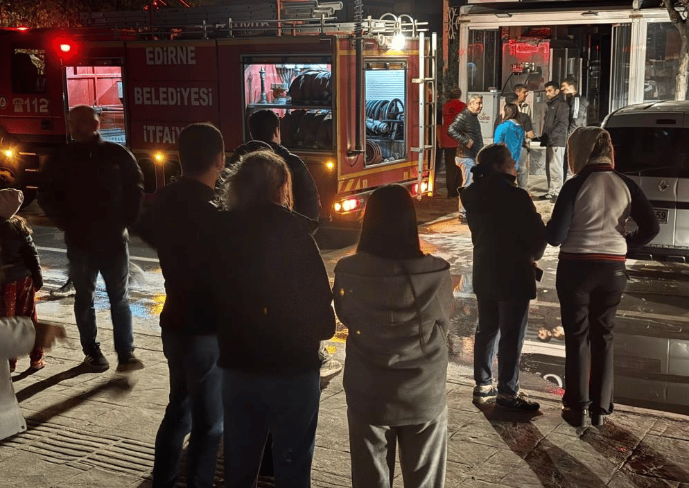 Pastanede çıkan yangın mahalleyi sokağa döküldü