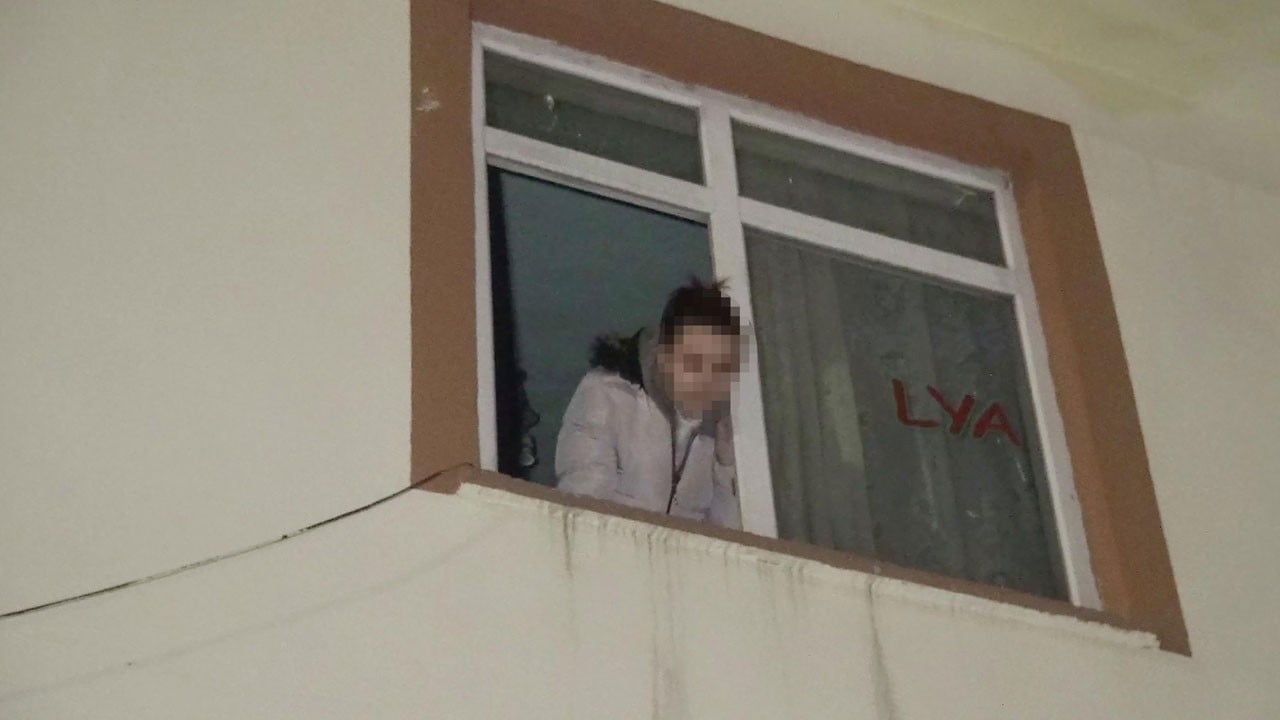 Pencereden yardım istedi! Genç kadın kilitli tutulduğu evden kurtarıldı