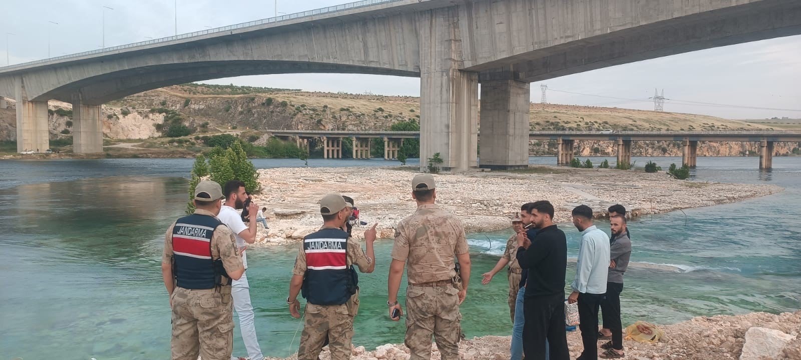 Piknik yapan 8 kişi sular yükselince mahsur kaldı