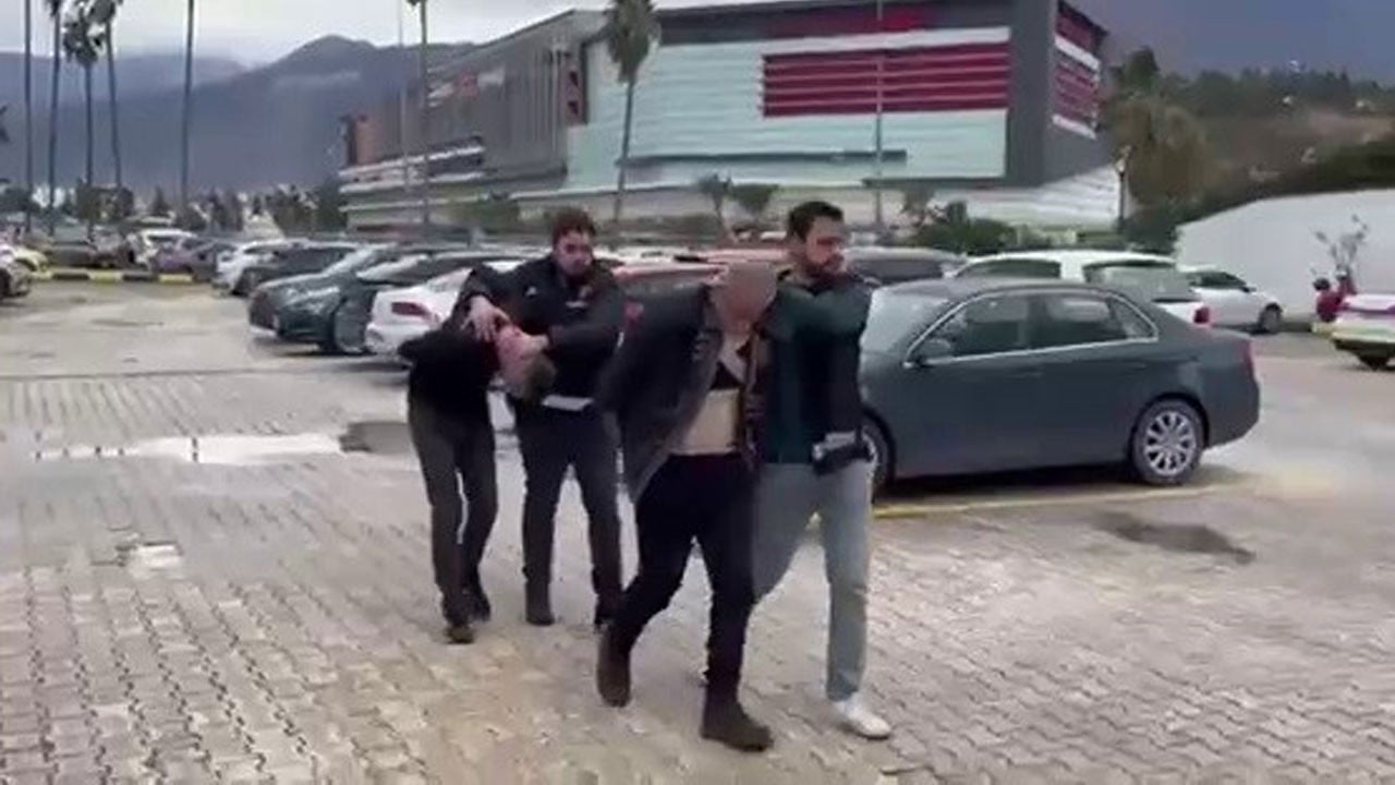 Polise kafa atan maganda tutuklandı