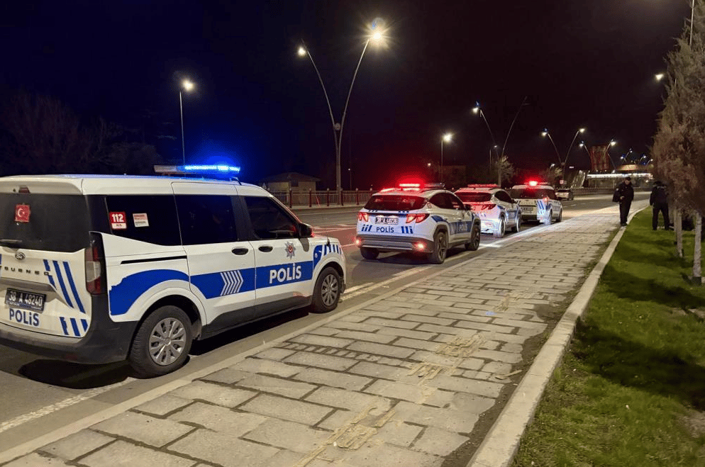 Polisten kaçarken, yola fırlattığı kağıttan uyuşturucu çıktı