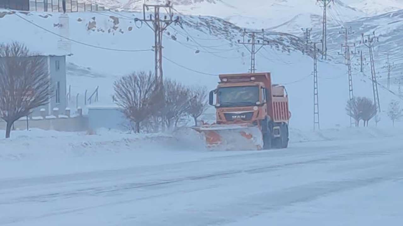 Rahmet bol bol yağıyor! 594 yerleşim yolu kapandı