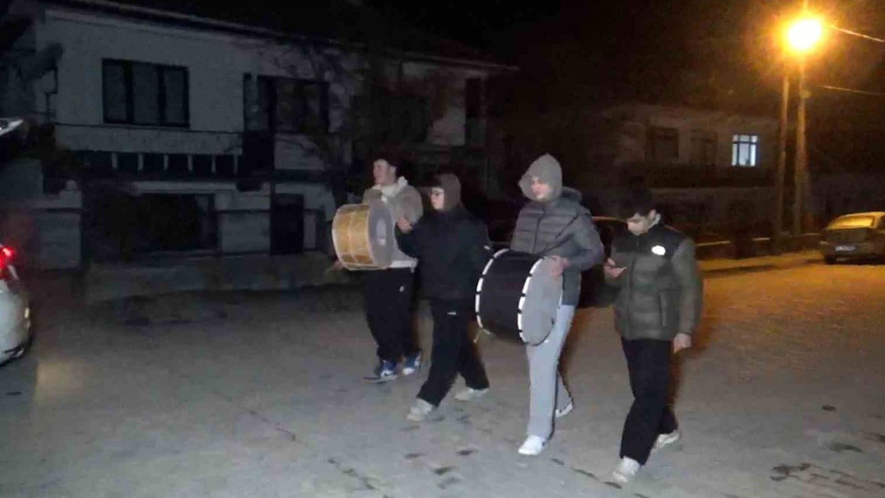 Ramazan geleneğini öğrenciler yaşatıyor! Mudurnu’da sahura böyle kalkılıyor