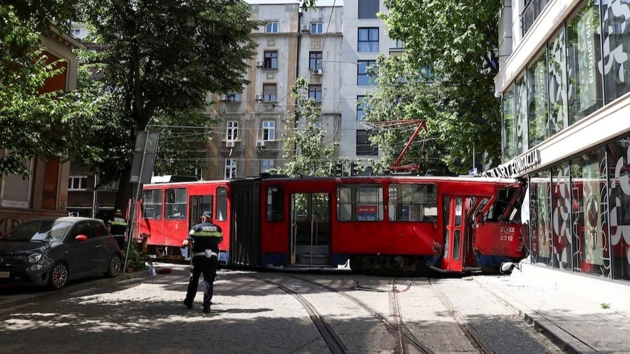 Raydan çıkan tramvay binaya daldı: Çok sayıda kişi yaralandı