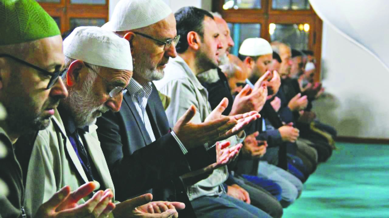 Regaib Kandili’nde eller semaya açıldı! Dualarımız mazlumlar için