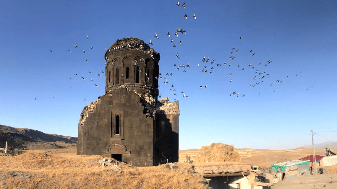Restore edip cami yapacak güç yok mu? Türkiye’nin En Eski Kilisesi Ahır Olarak Kullanılıyor!