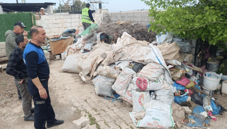 Reyhanlı’da ‘çöp ev’ skandalı: 6 kamyon atık çıktı