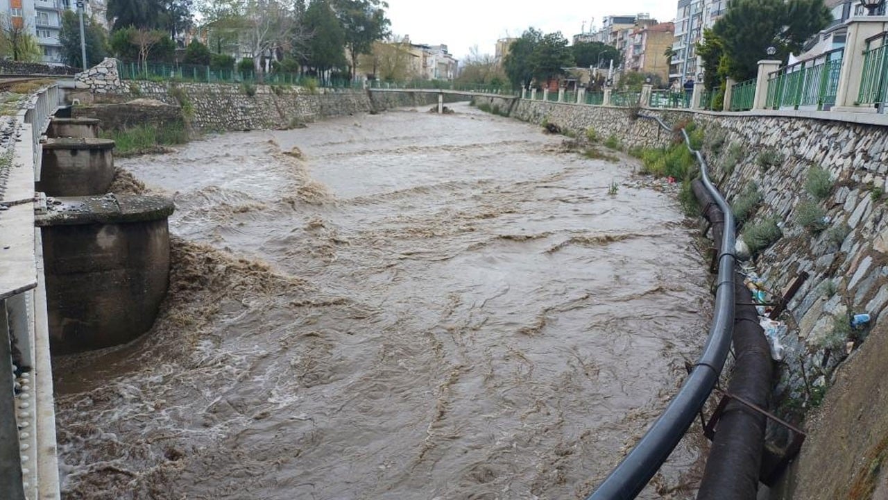 Sağanak sonrası Tabakhane Deresi coştu