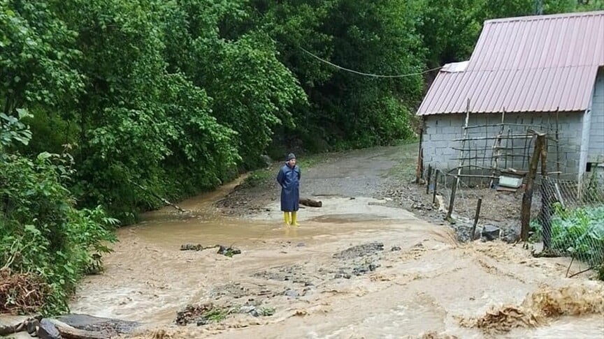 Sağanak taşkın ve heyelanlara neden oldu! Artvin'de alarm verildi