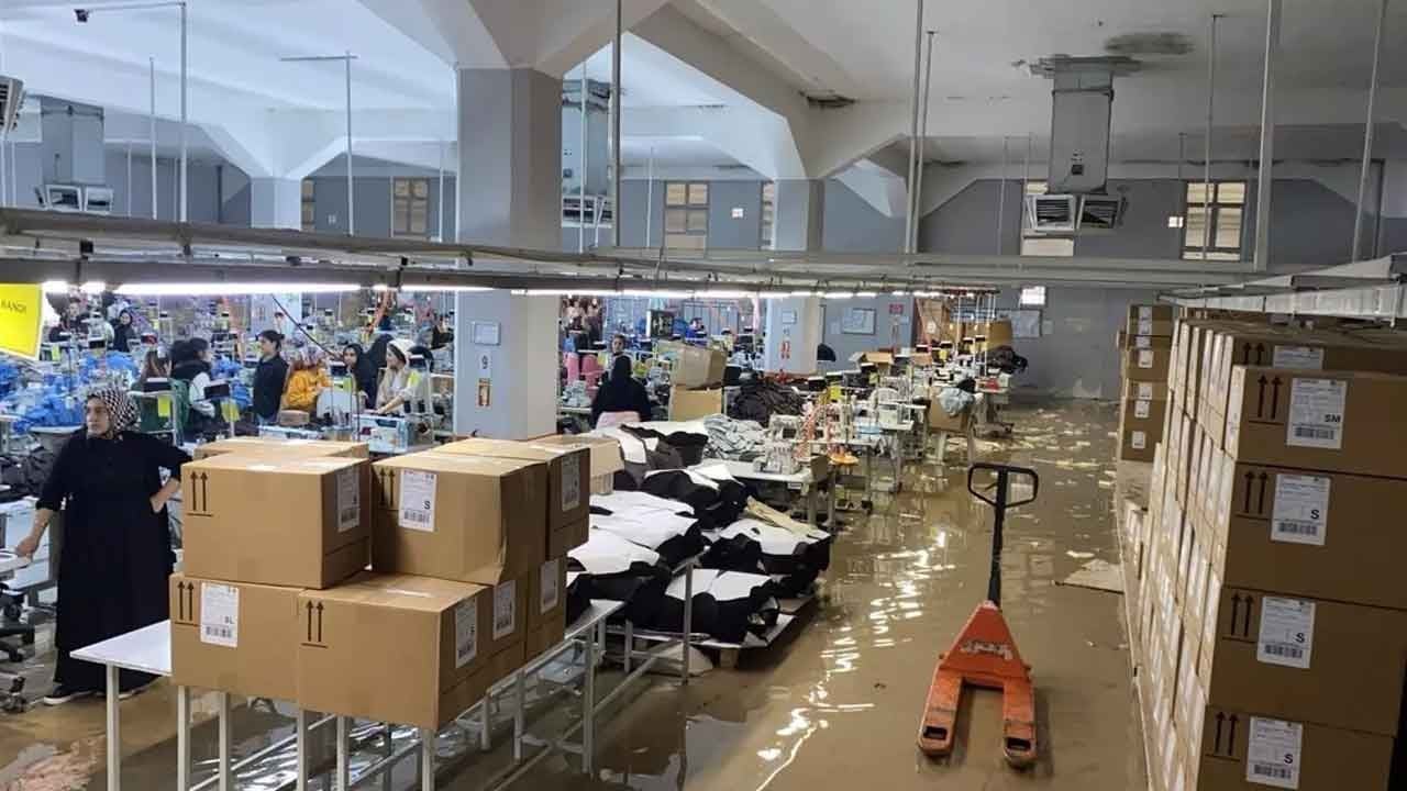 Sağanak yağış sonrası fabrika tahliye edildi