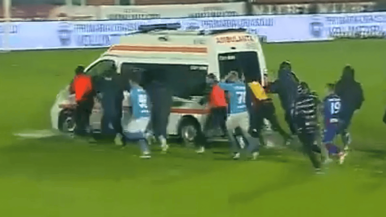 Sahaya giren ambulansı futbolcular itti!