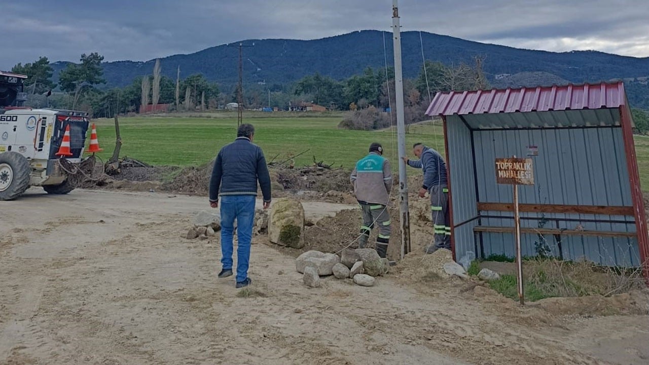 Şaka değil gerçek! Bayrak direğinin ipi çalındı