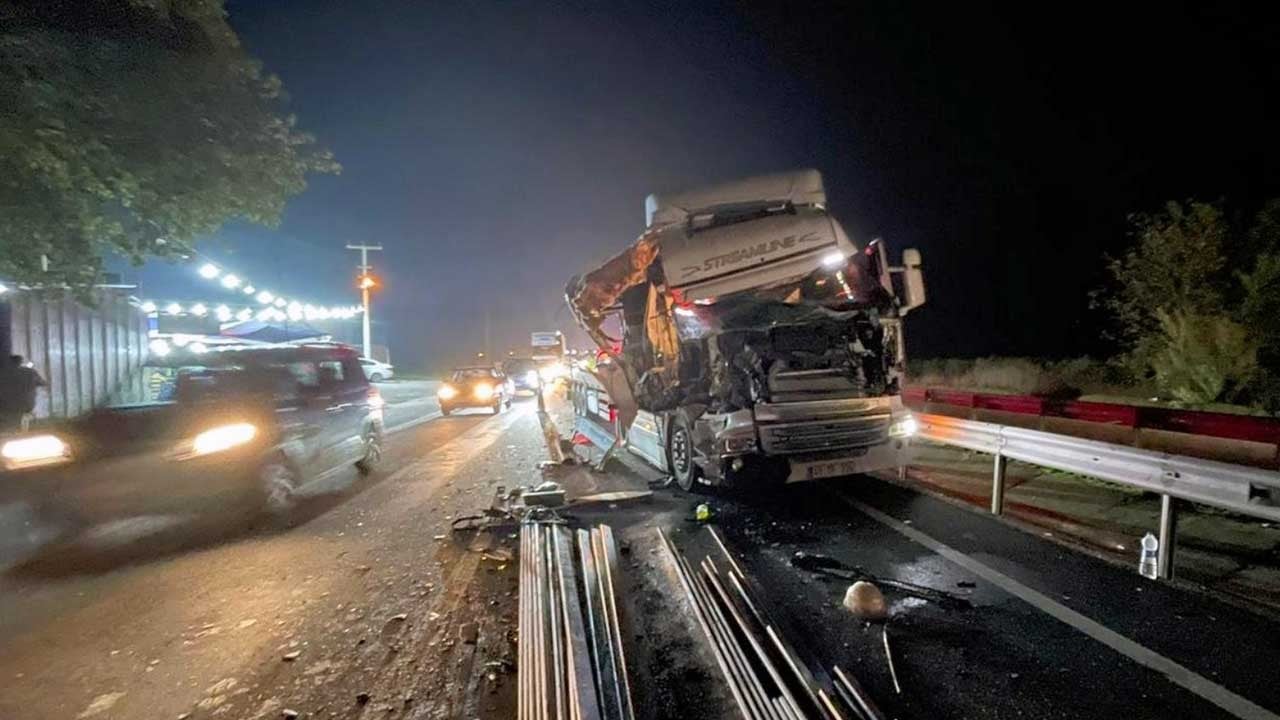 Sakarya’da Kamyona Çarpan Tırın Sürücüsü Yaralandı