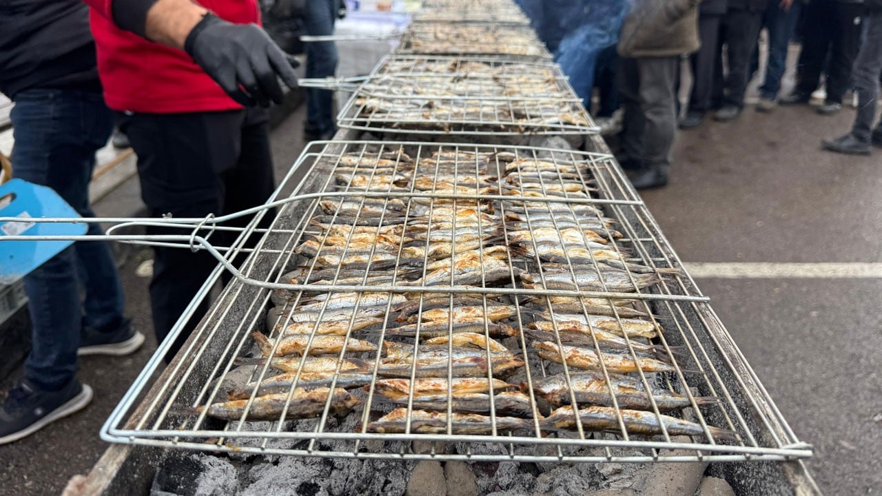 Sakin Şehir Perşembe’de 7 ton hamsi ikram edildi