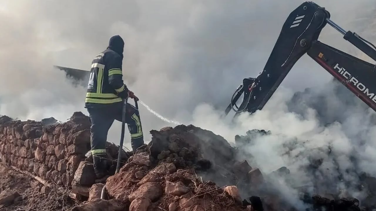 Samanlık ve ahırda yangın çıktı hayvanlar telef oldu!
