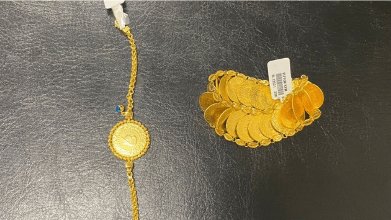 Samsun’da 2 kız kardeş kuyumcudan çalınan 500 bin liralık altınları satarken yakalandı