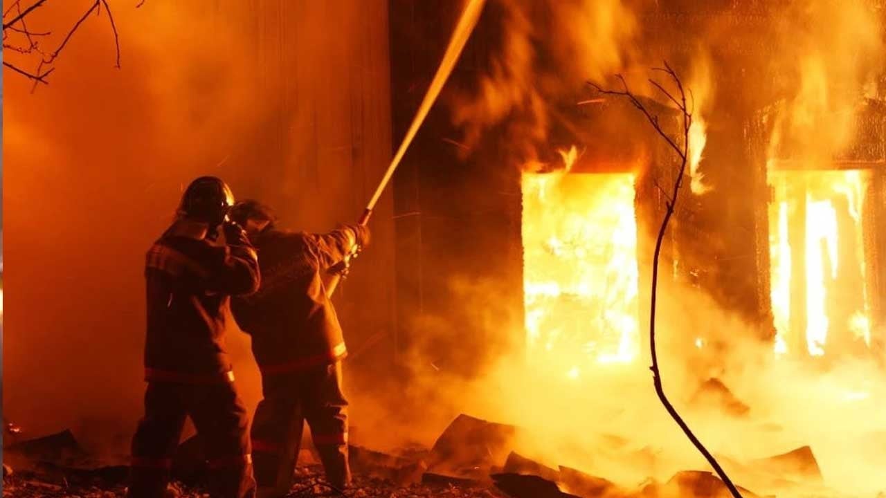 Samsun’da iki ev alevlere teslim oldu