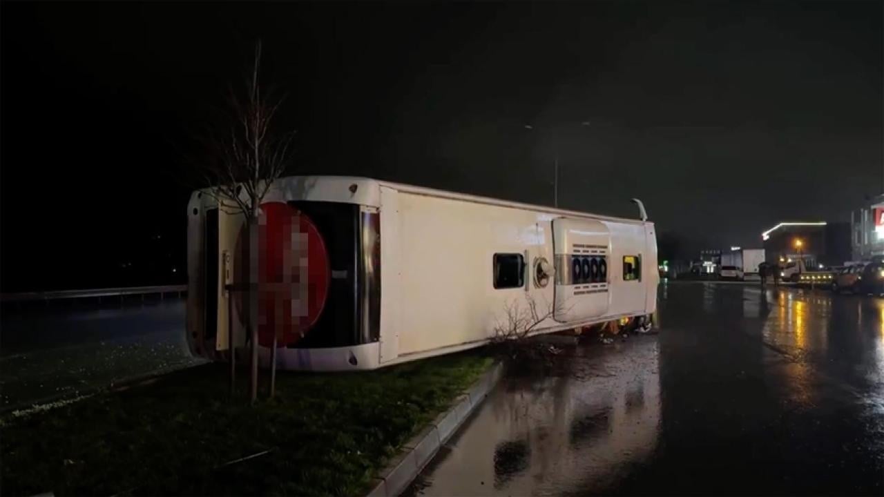 Samsun'da yolcu otobüsü refüje devrildi: 6 kişi hastaneye kaldırıldı!