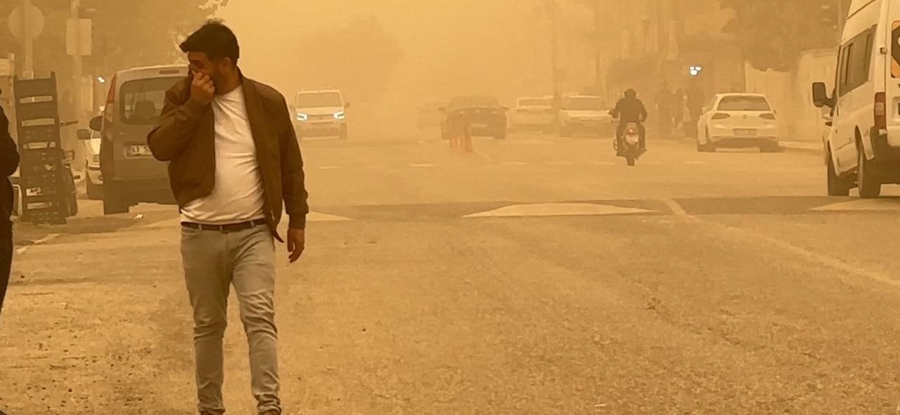 Şanlıurfa ve Ceylanpınar’da toz bulutu etkili oldu