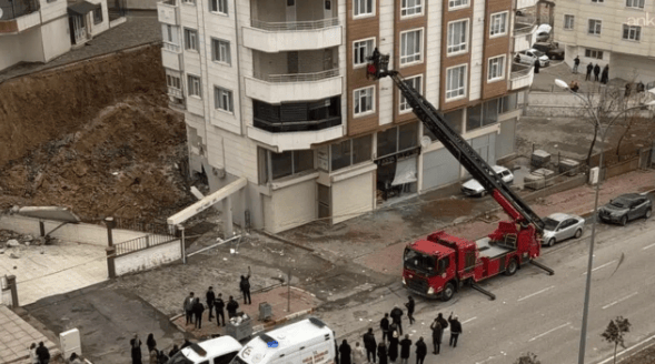 Şanlıurfa'da istinat duvarı çöktü