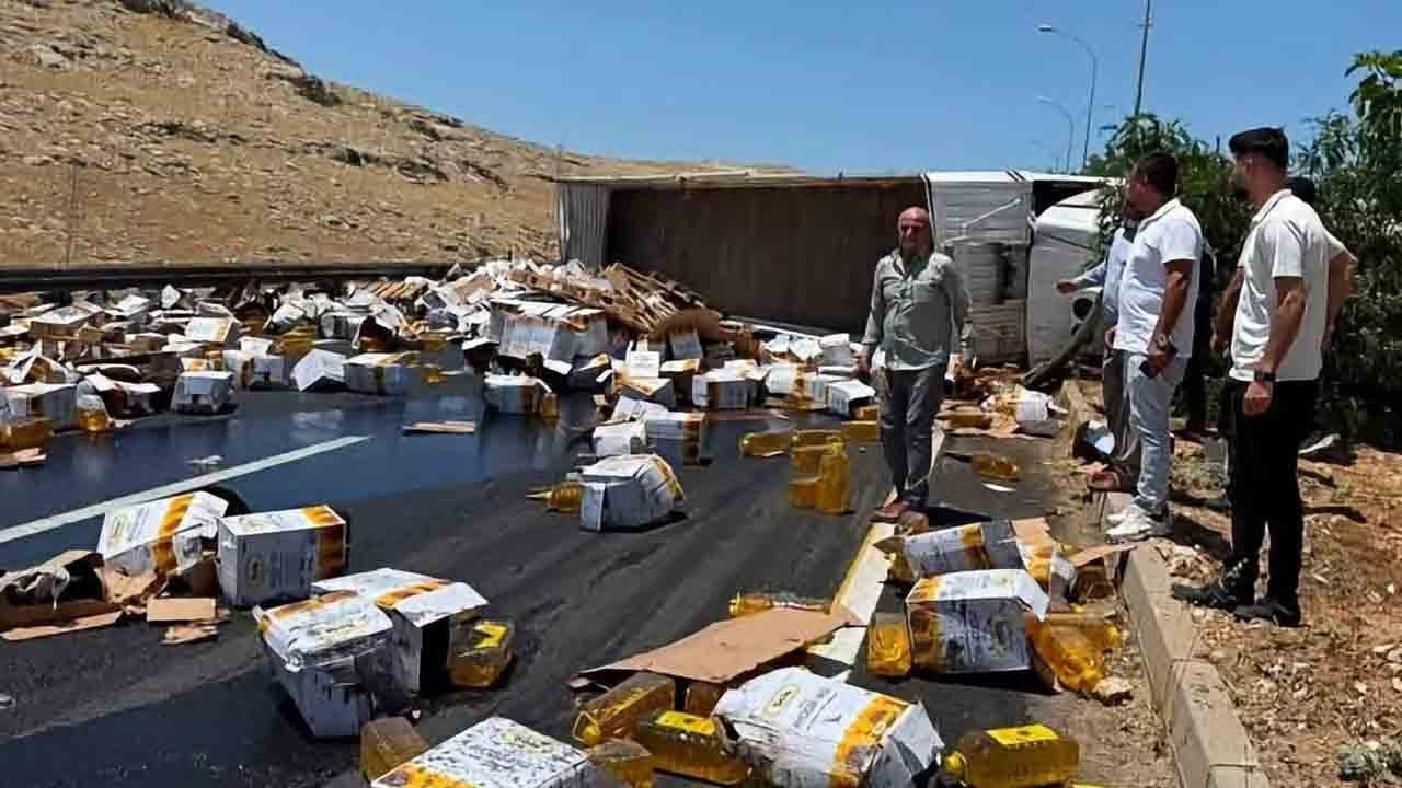 Şanlıurfa'da tır kazası: Yol yağ deryasına döndü