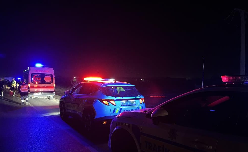 Şarampole yuvarlanan araçta 1 ölü 4 yaralı