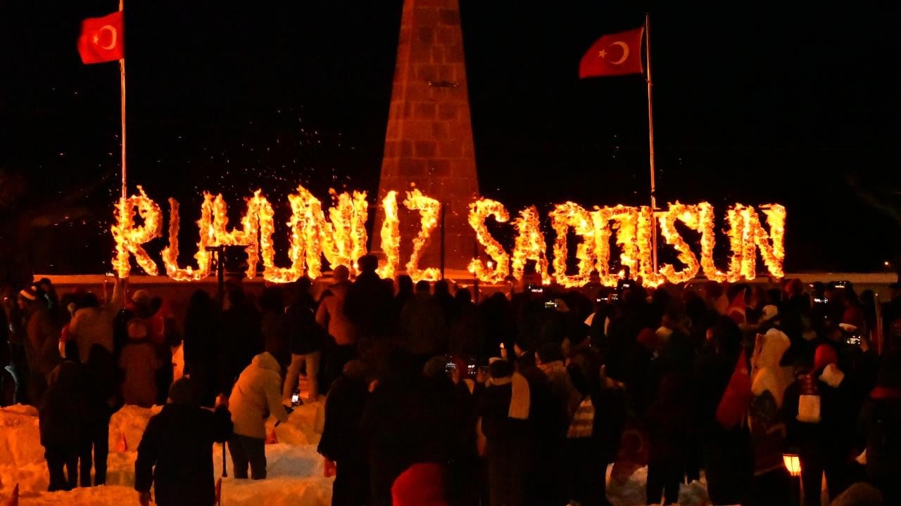 Sarıkamış şehitleri anısına dondurucu soğukta meşaleli yürüyüş