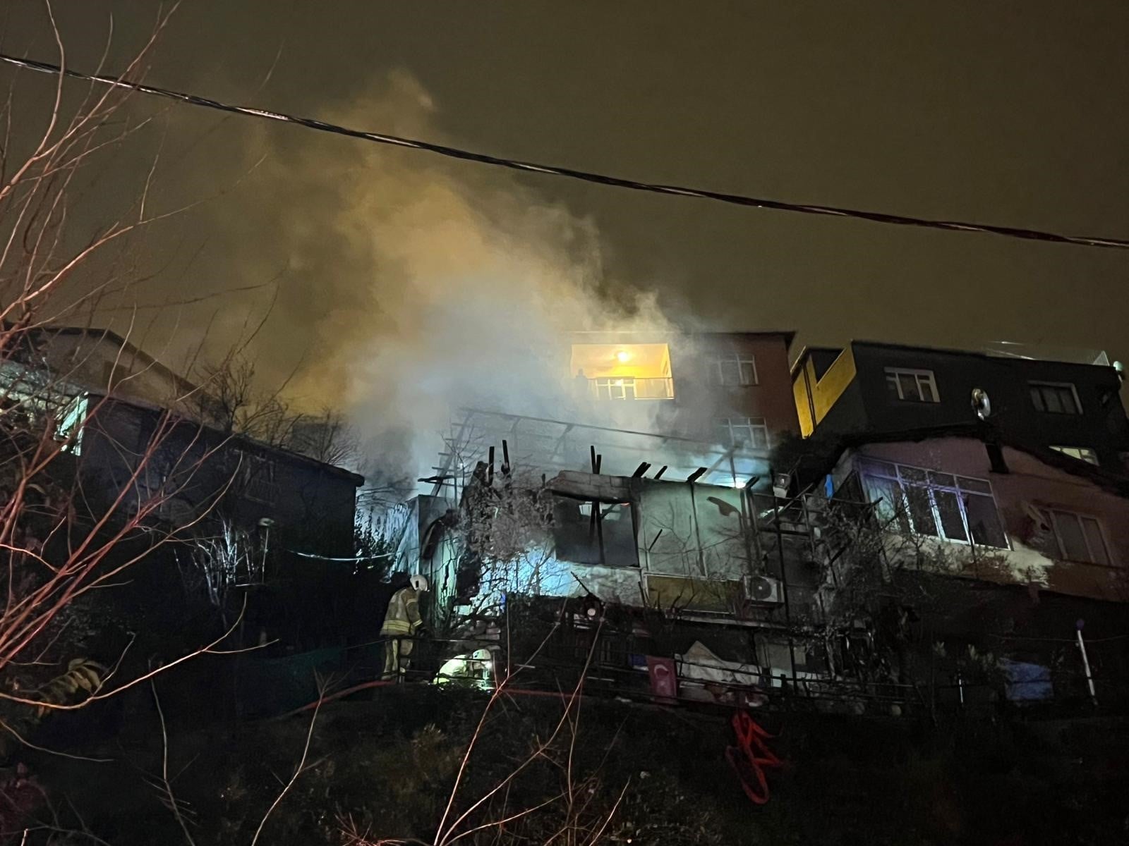 Sarıyer’de 2 gecekondu alevlere teslim, 6 yaralı!