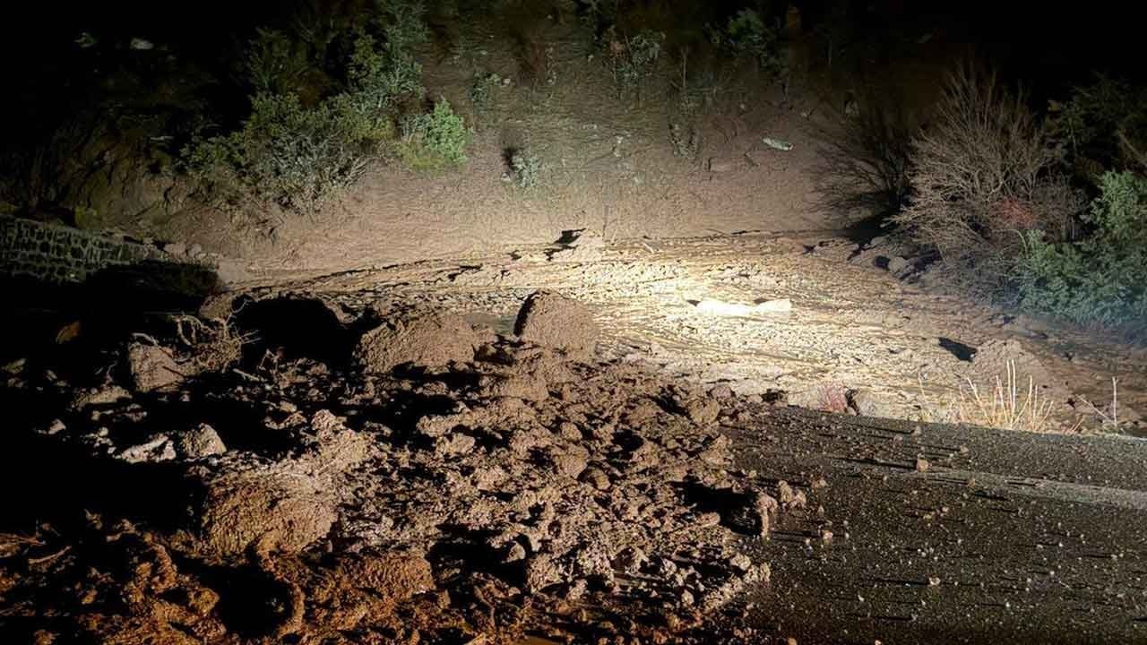 Seben yolunda korkutan çökme! Dağ yerinden oynadı yol kapandı