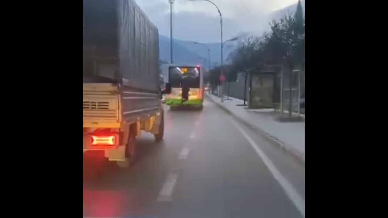Şehir trafiğinde ölümle burun buruna anlar! Bursa’da tehlike saniye saniye kaydedildi!
