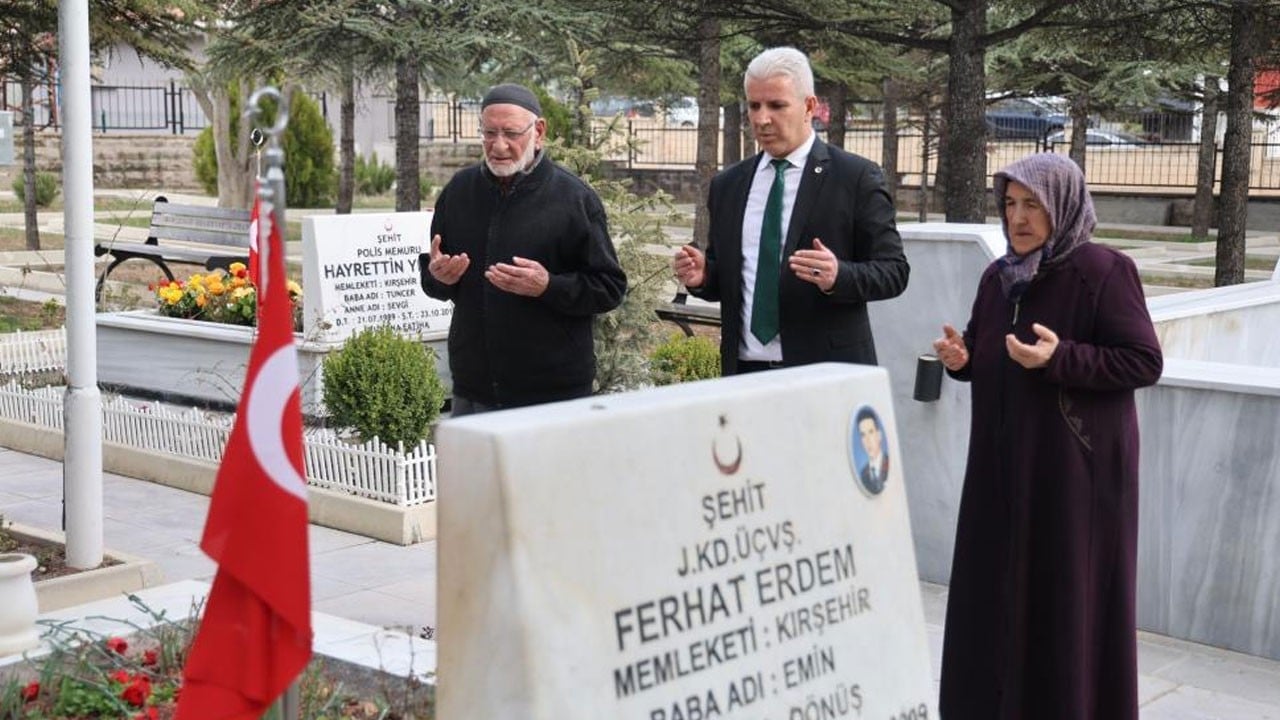 Şehit aileleri mezarlıklara koştu