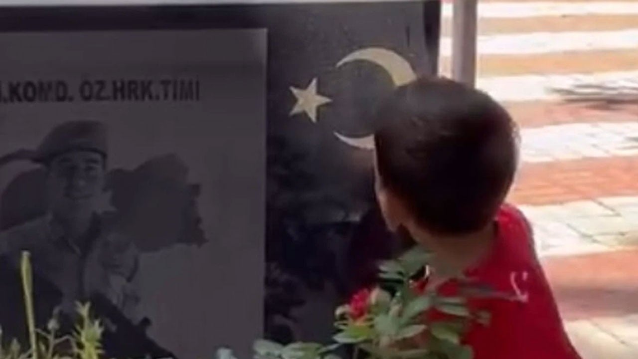 Şehit amcasının mezarını öptü