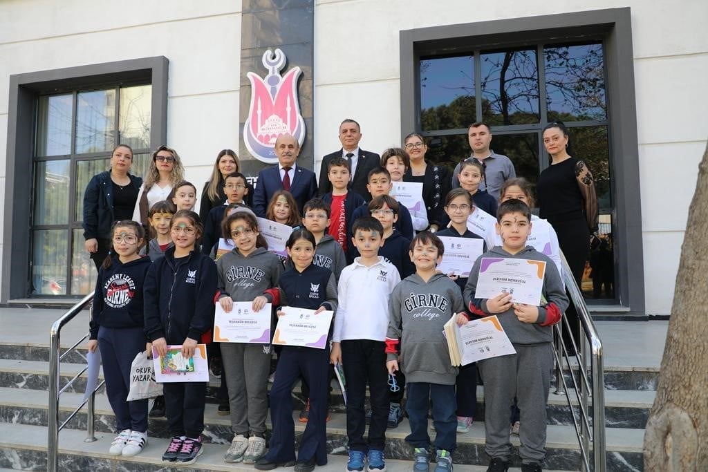Şehzadeler’in minik yüreklerinden kütüphaneye anlamlı bağış! Kitap kurtları bayram etti!