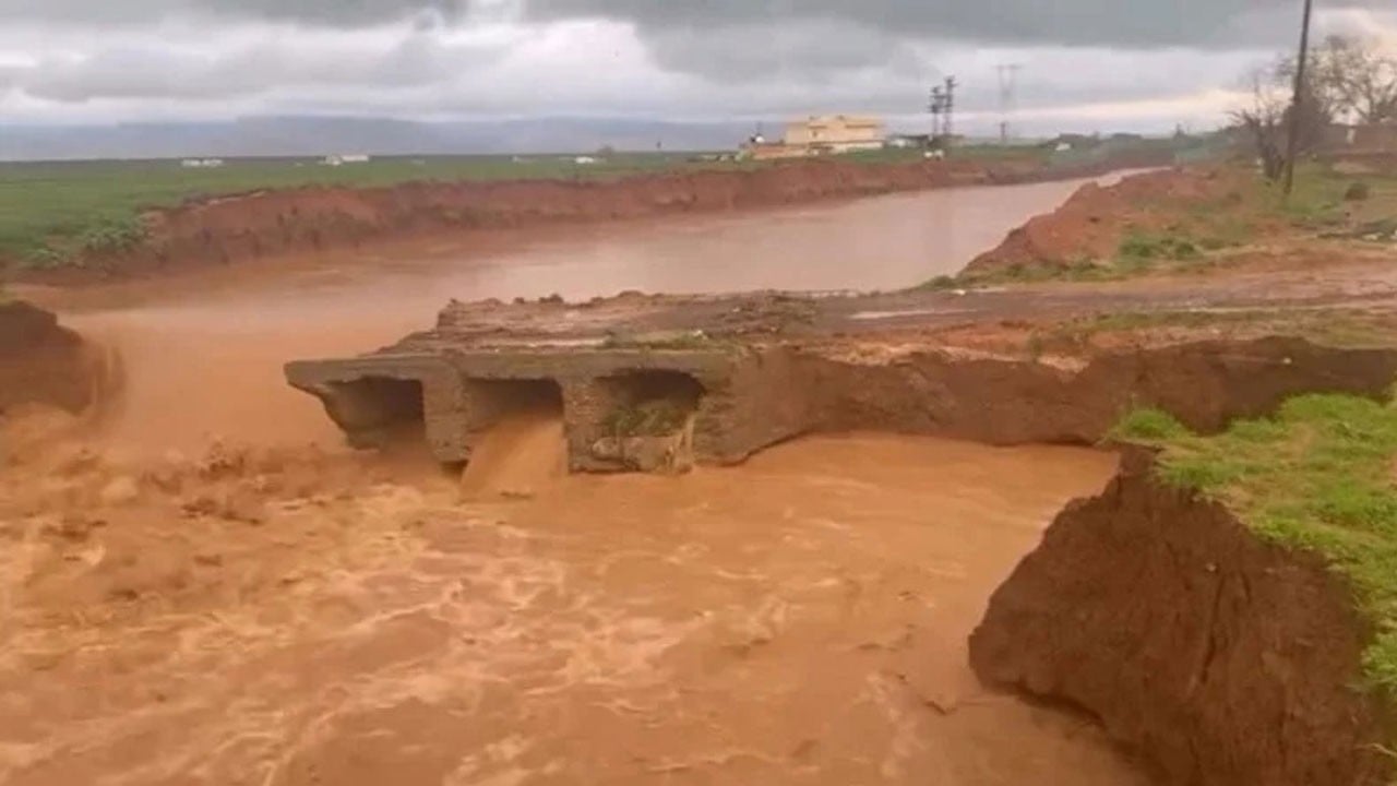 Sel köprüyü yıktı, dünyanın en uzun adamı yolda kaldı