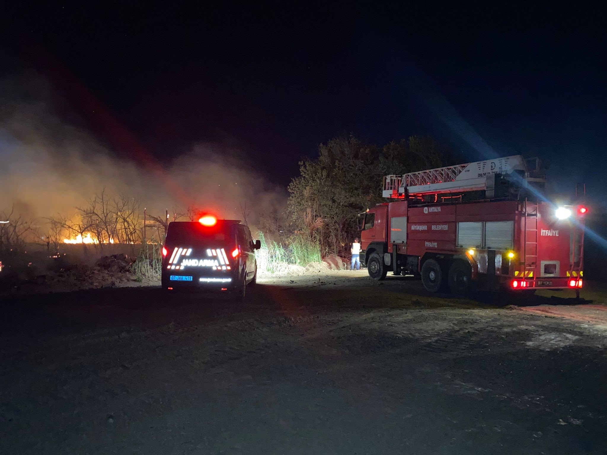 Serik’te yol kenarındaki otluk alanda çıkan yangın korkuttu