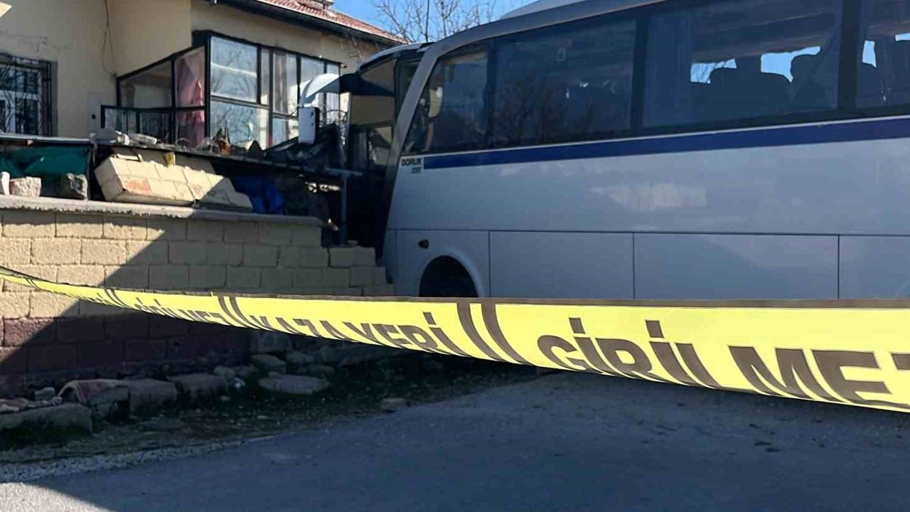 Servis kazasında acı haber! 13 yaşındaki öğrenci yaşamını yitirdi