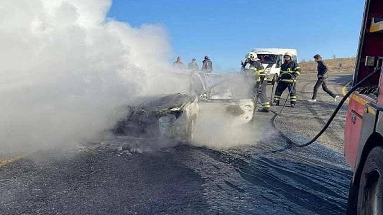 Seyir halindeki otomobil alev alev yandı!