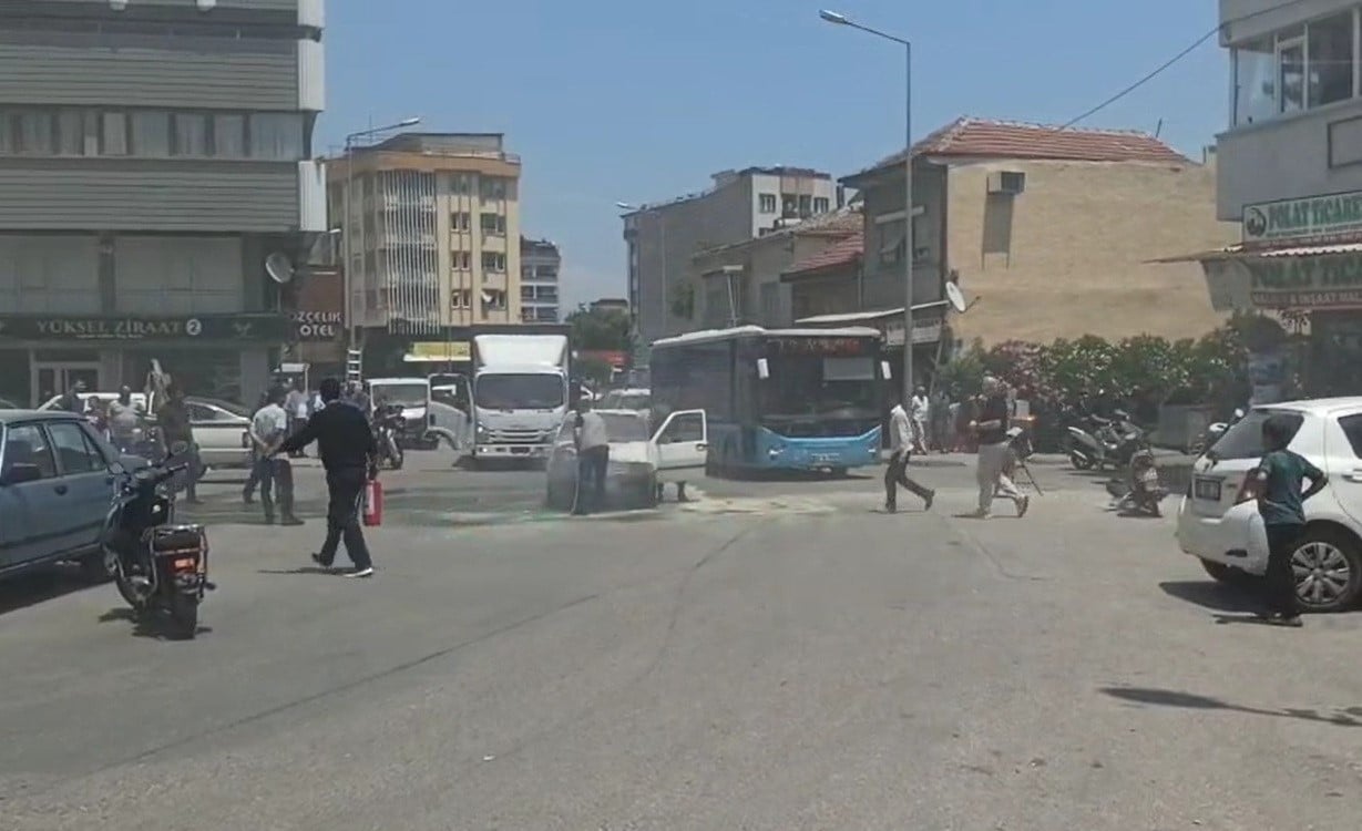 Seyir halindeki otomobil alev alev yandı! Vatandaşlar ve itfaiye ekipleri seferber oldu!