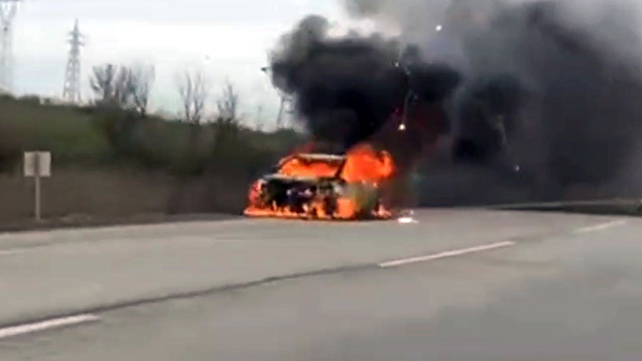 Seyir halindeki otomobil alev topuna döndü