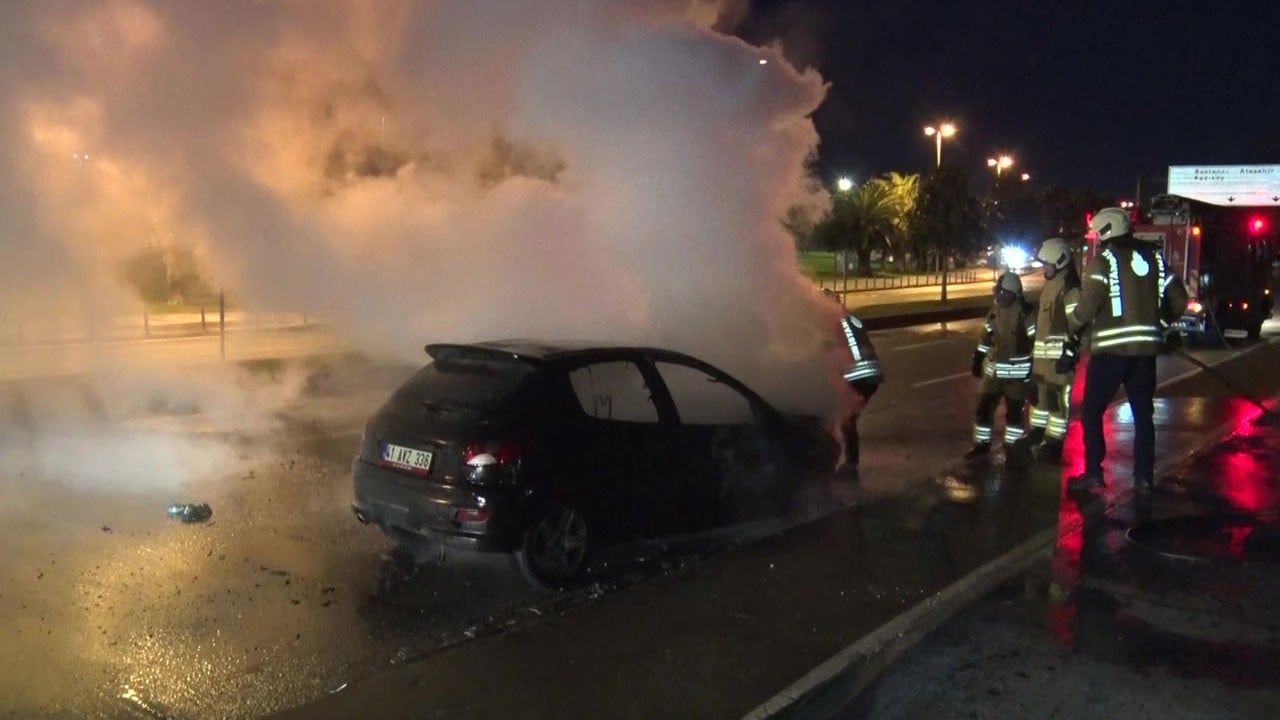 Seyir halindeyken alev aldı! Otomobil küle döndü