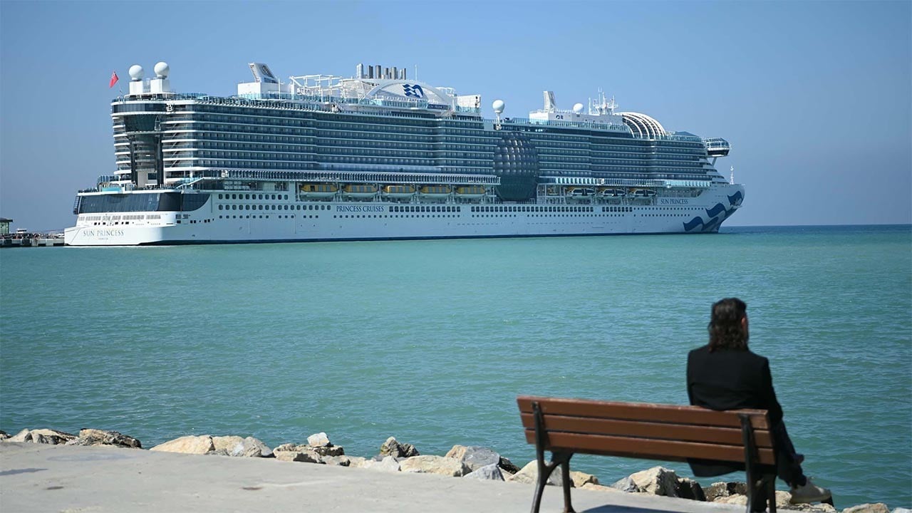 Sezonun ilk seferini yaptı Dev kruvaziyer Kuşadası'na 4 bin turist getirdi