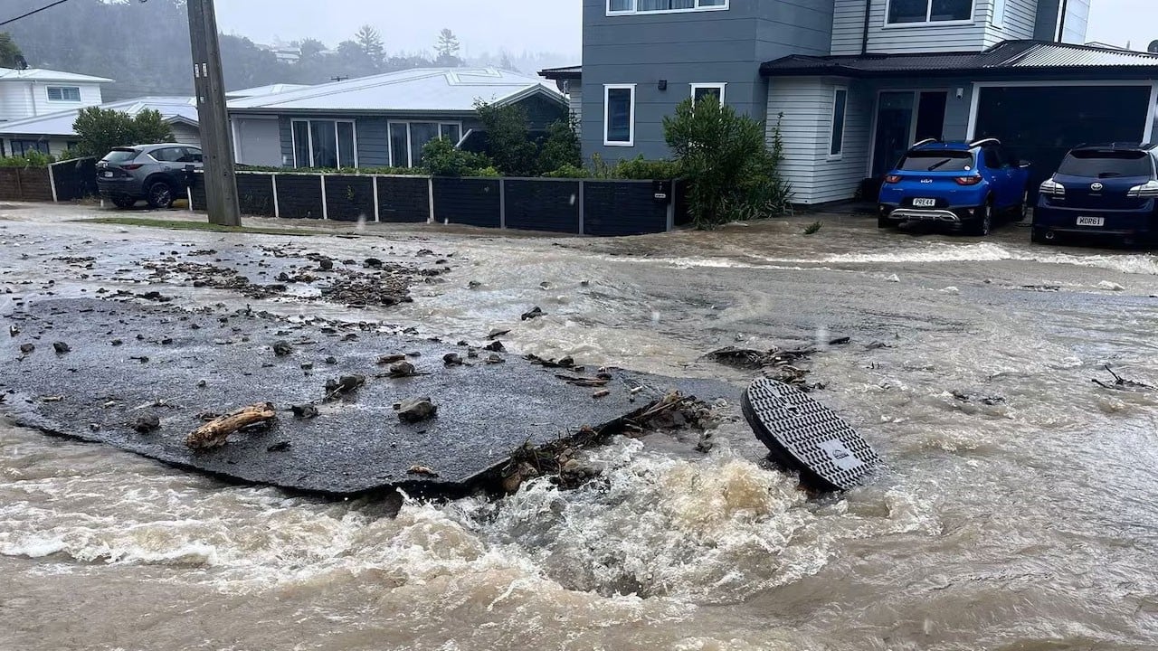Şiddetli yağış hayatı felç etti! 30 binden fazla hane elektriksiz kaldı