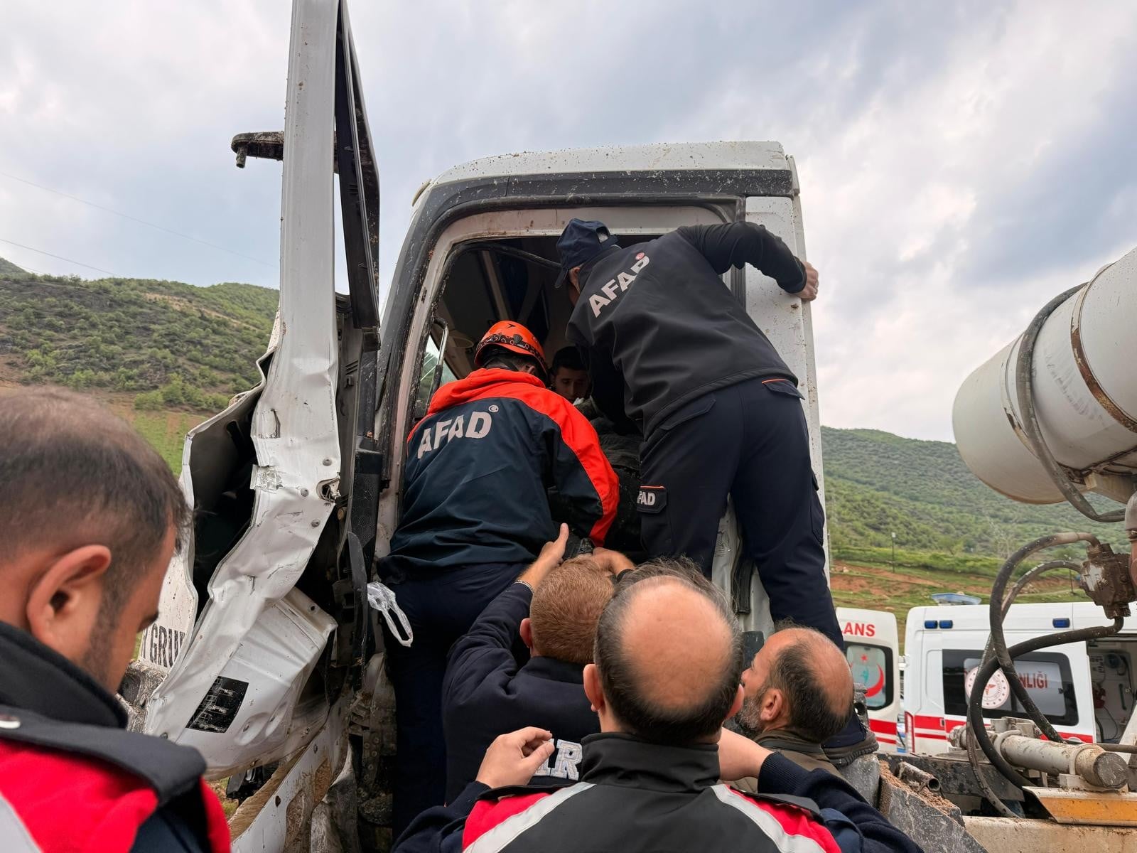 Siirt'te bariyere çarpan beton mikseri sürücüsü ağır yaralandı