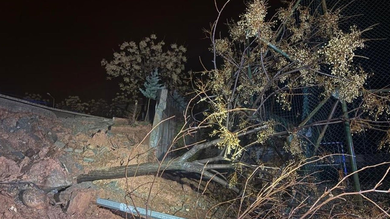 Siirt’te istinat duvarı çöktü! İki okul tatil edildi