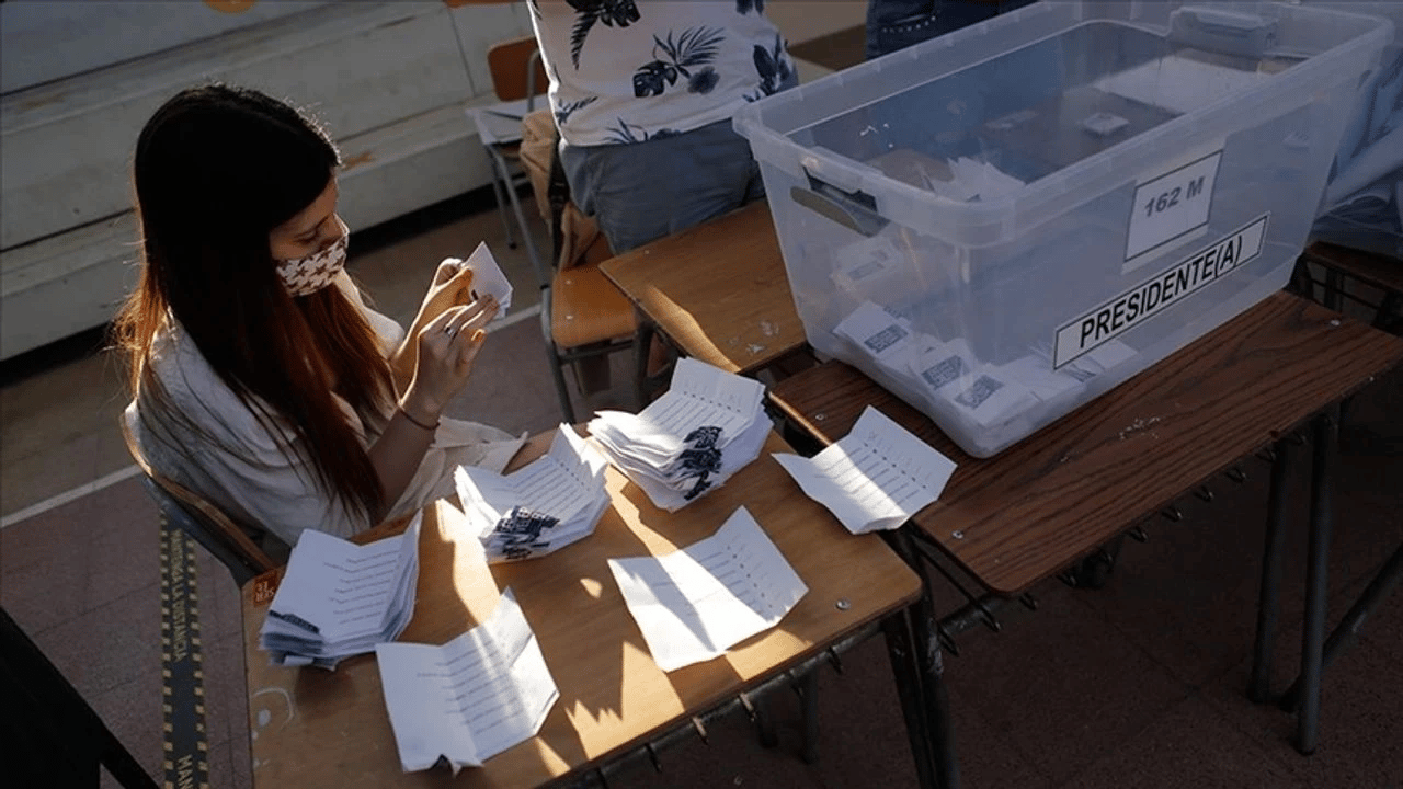 Şili'de vatandaşlar devlet başkanlığı seçimi için sandık başına gidiyor