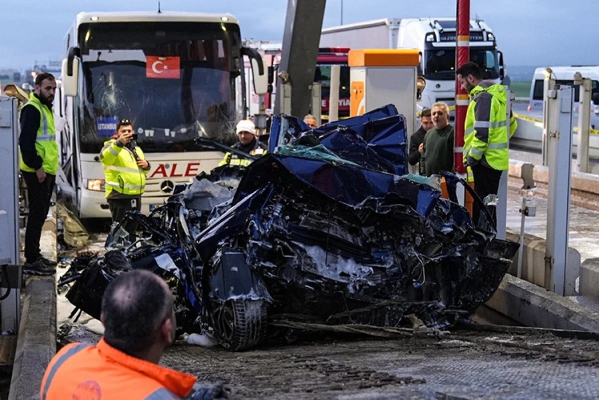 Silivri'de feci kaza: Gişelere sıkışan otomobilde 2 can kaybı