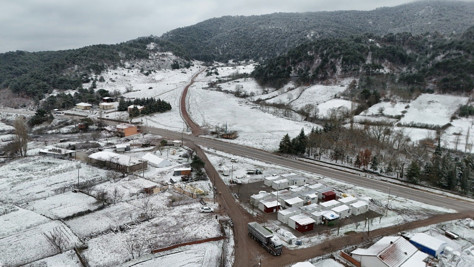 Sındırgı’da karla kaplanan Kertil Mahallesi ve konteyner kent dronla görüntülendi