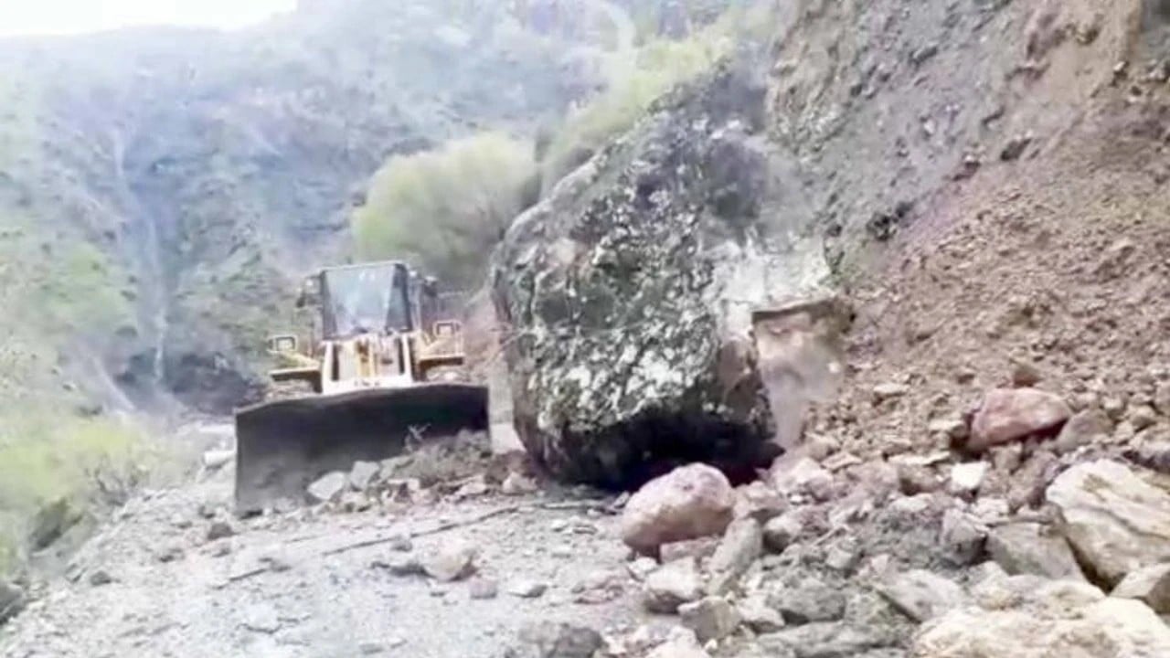 Şırnak'ta dev kaya parçası yolu yuttu! Beytüşşebap'ta ulaşım tamamen durdu