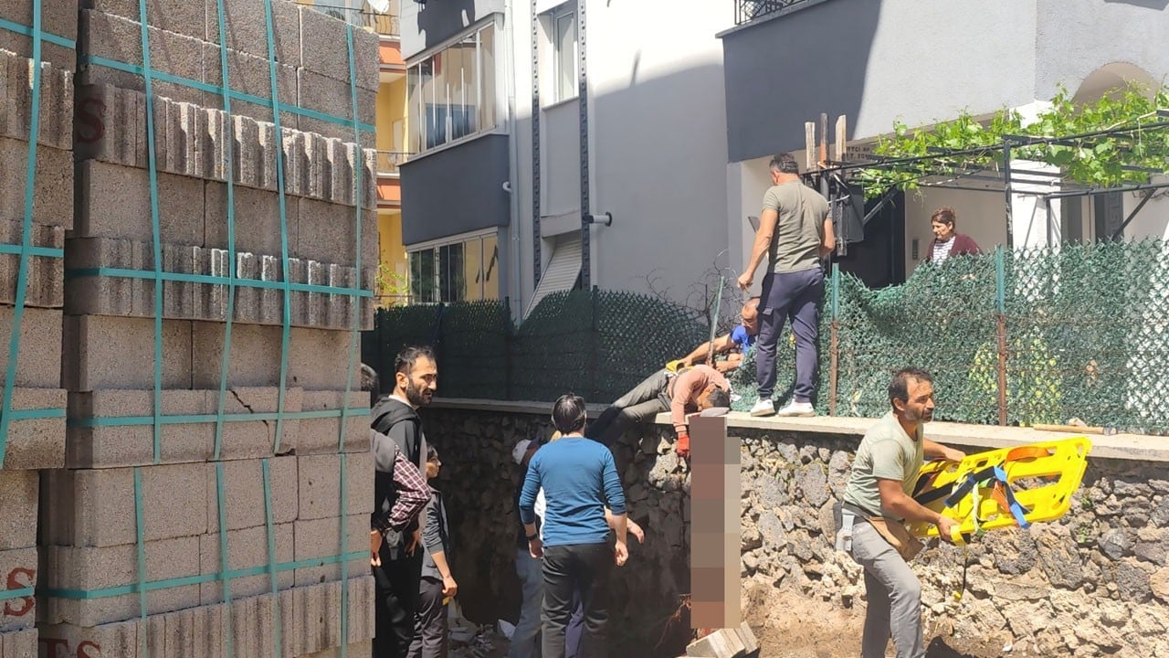 Sırtına saplanan demirle hastaneye kaldırıldı! Çatı katında çalışırken korkulukların üzerine düştü